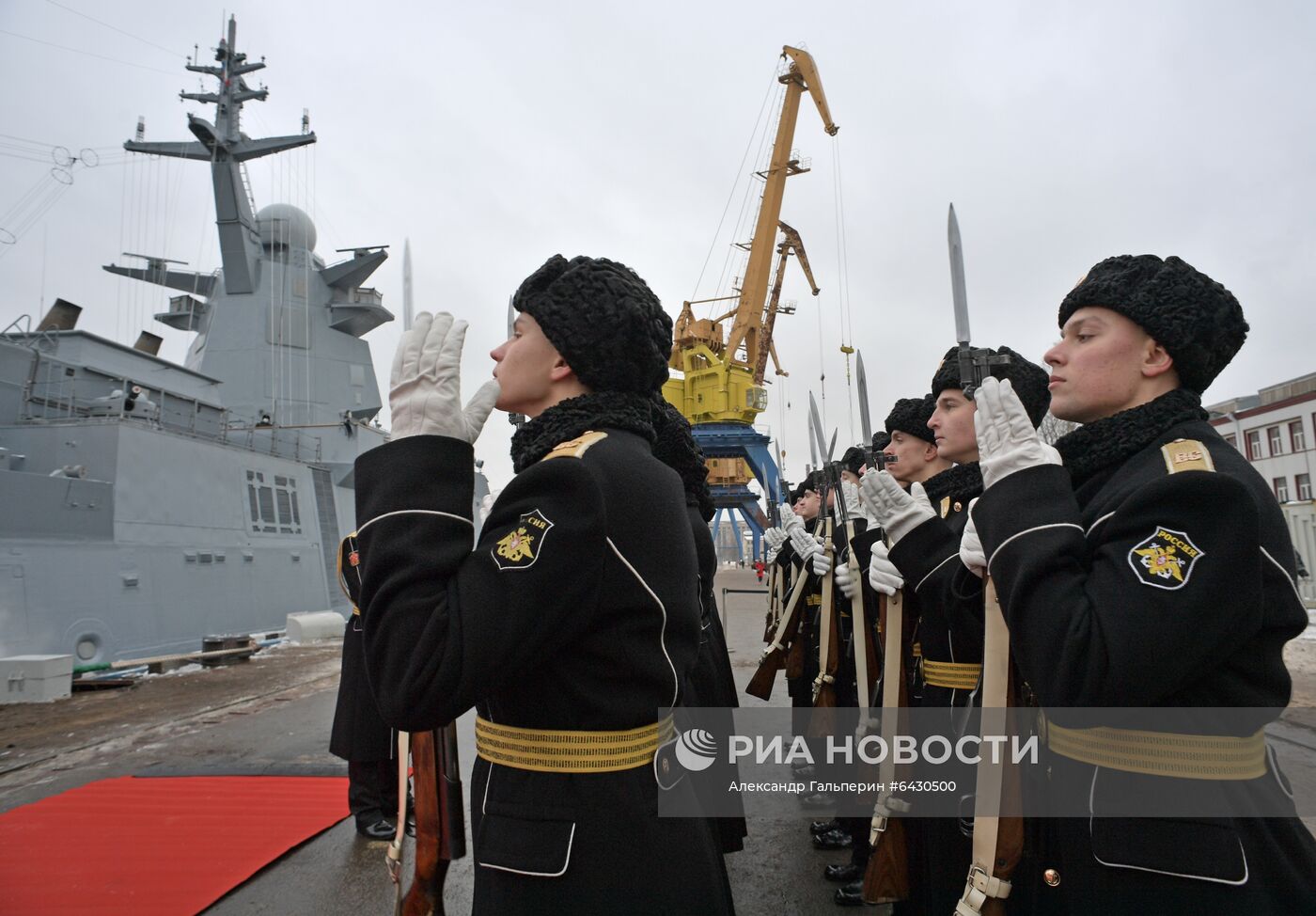 Подъем Военно-морского флага на корвете "Гремящий"