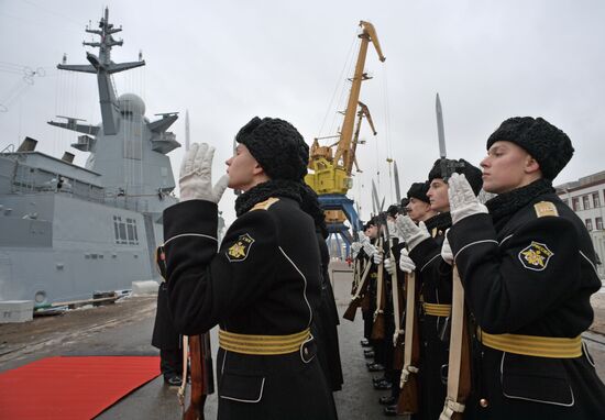 Подъем Военно-морского флага на корвете "Гремящий"