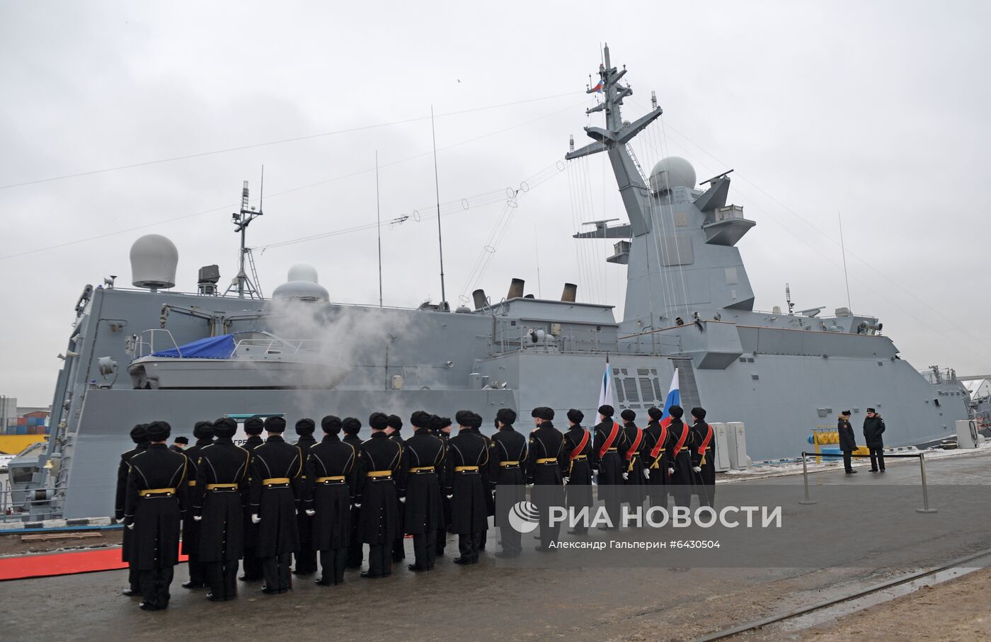 Подъем Военно-морского флага на корвете "Гремящий"