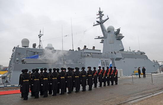 Подъем Военно-морского флага на корвете "Гремящий"