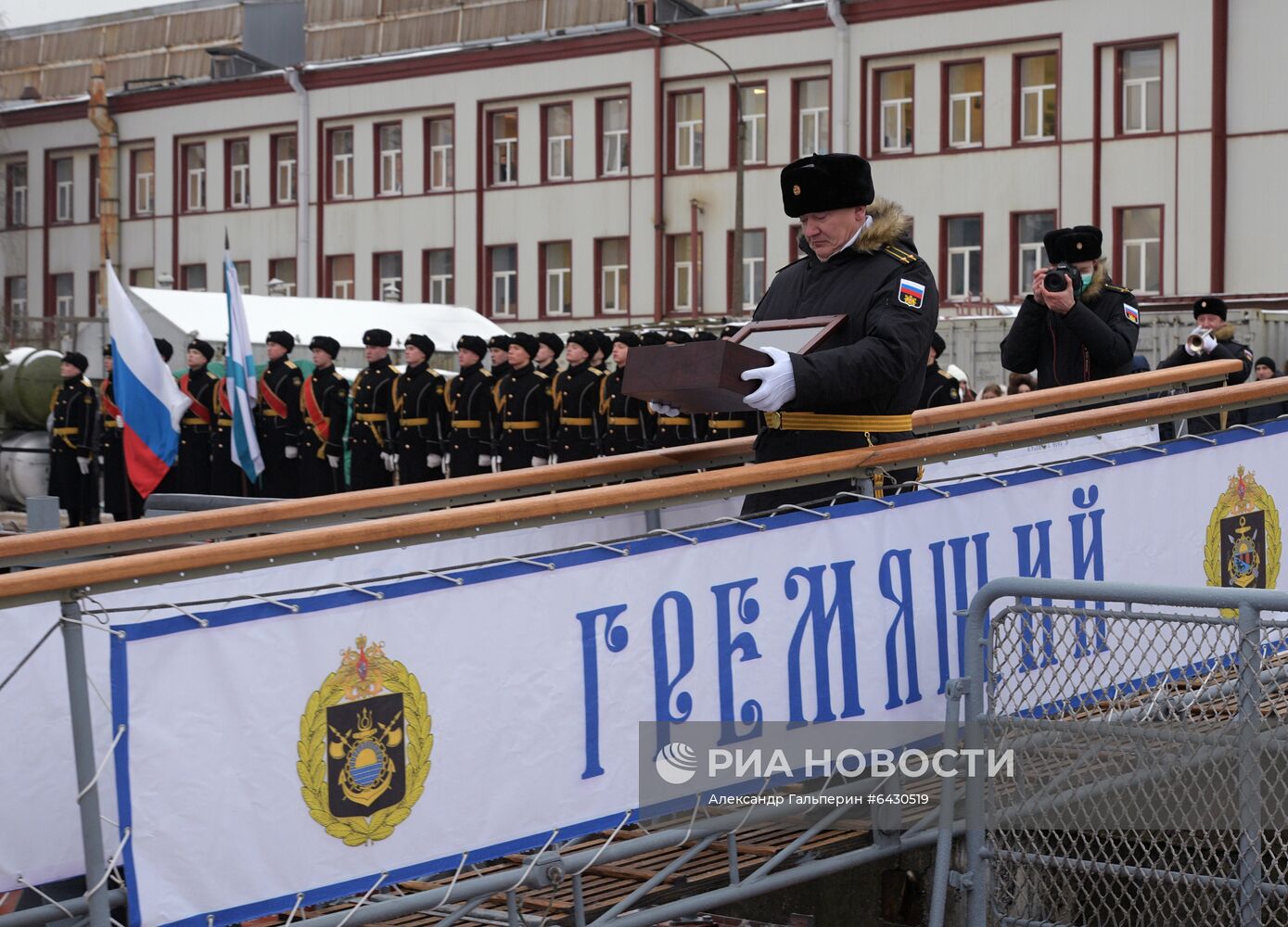 Подъем Военно-морского флага на корвете "Гремящий"