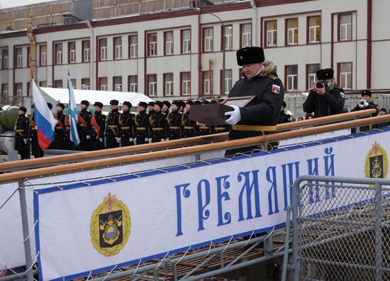 Подъем Военно-морского флага на корвете "Гремящий"