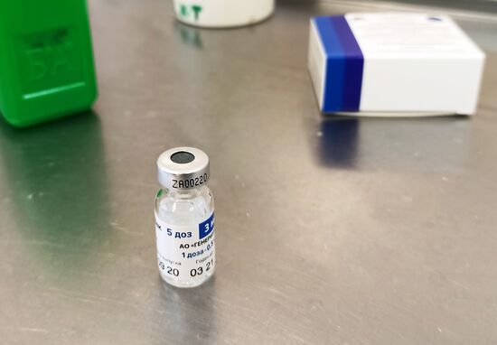 Вакцинация российской вакциной от коронавируса "Sputnik V" началась в Белоруссии