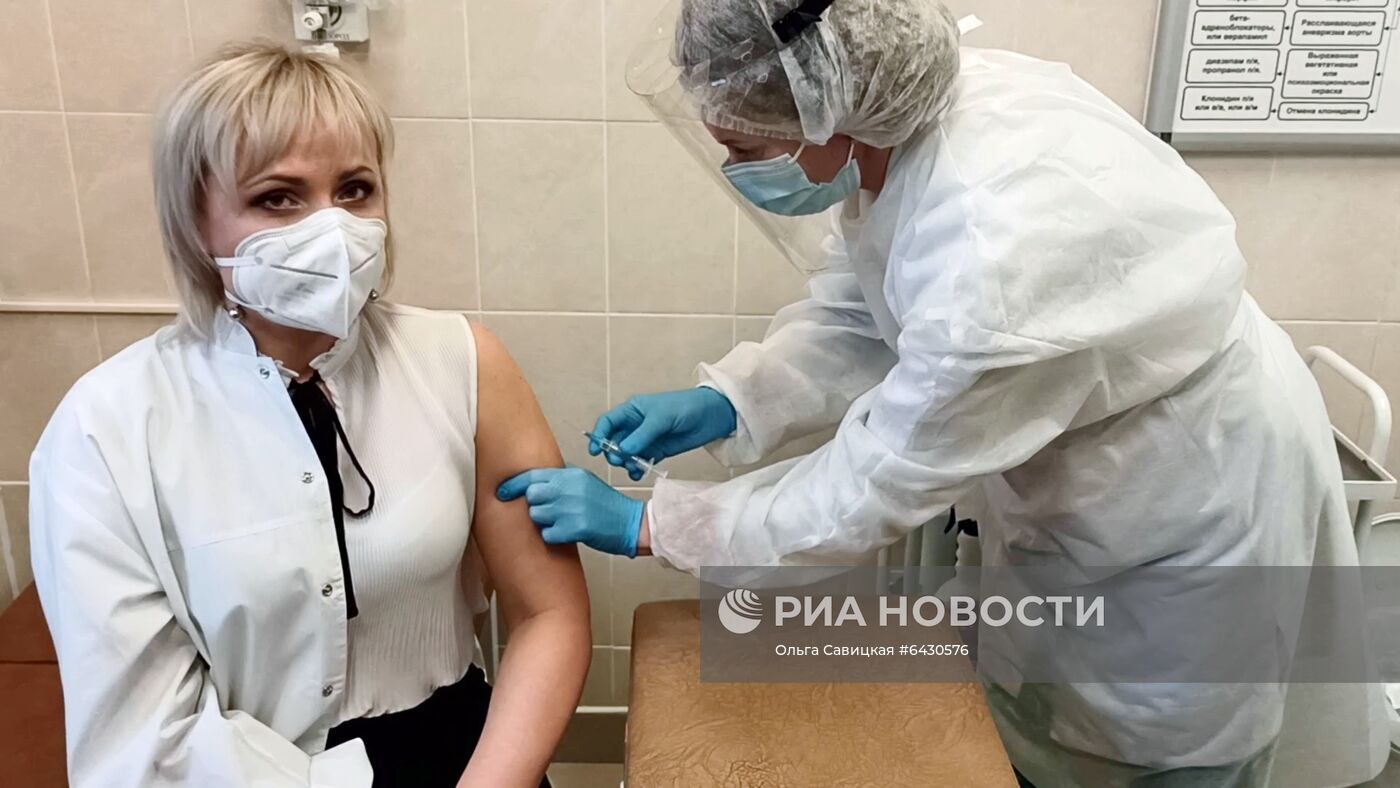 Вакцинация российской вакциной от коронавируса "Sputnik V" началась в Белоруссии