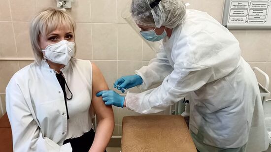 Вакцинация российской вакциной от коронавируса "Sputnik V" началась в Белоруссии