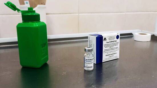 Вакцинация российской вакциной от коронавируса "Sputnik V" началась в Белоруссии