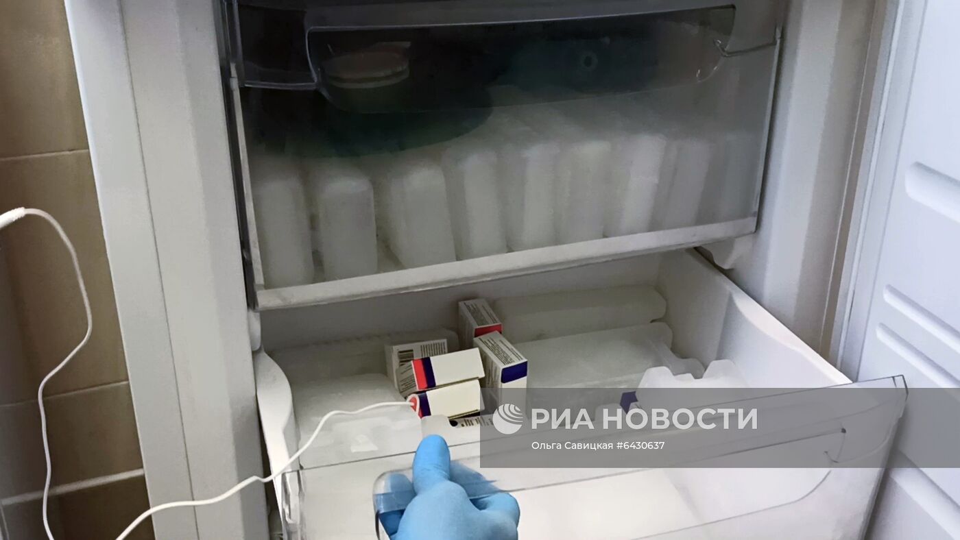 Вакцинация российской вакциной от коронавируса "Sputnik V" началась в Белоруссии