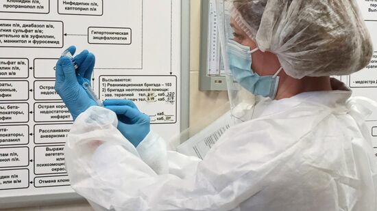 Вакцинация российской вакциной от коронавируса "Sputnik V" началась в Белоруссии