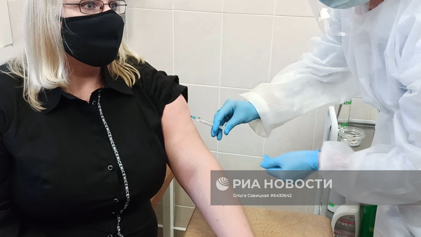 Вакцинация российской вакциной от коронавируса "Sputnik V" началась в Белоруссии