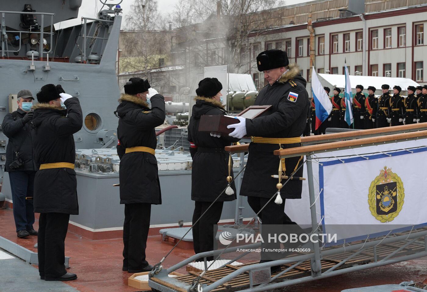 Подъем Военно-морского флага на корвете "Гремящий"