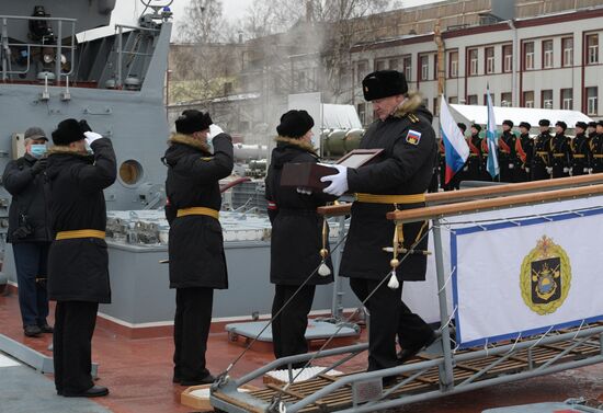 Подъем Военно-морского флага на корвете "Гремящий"