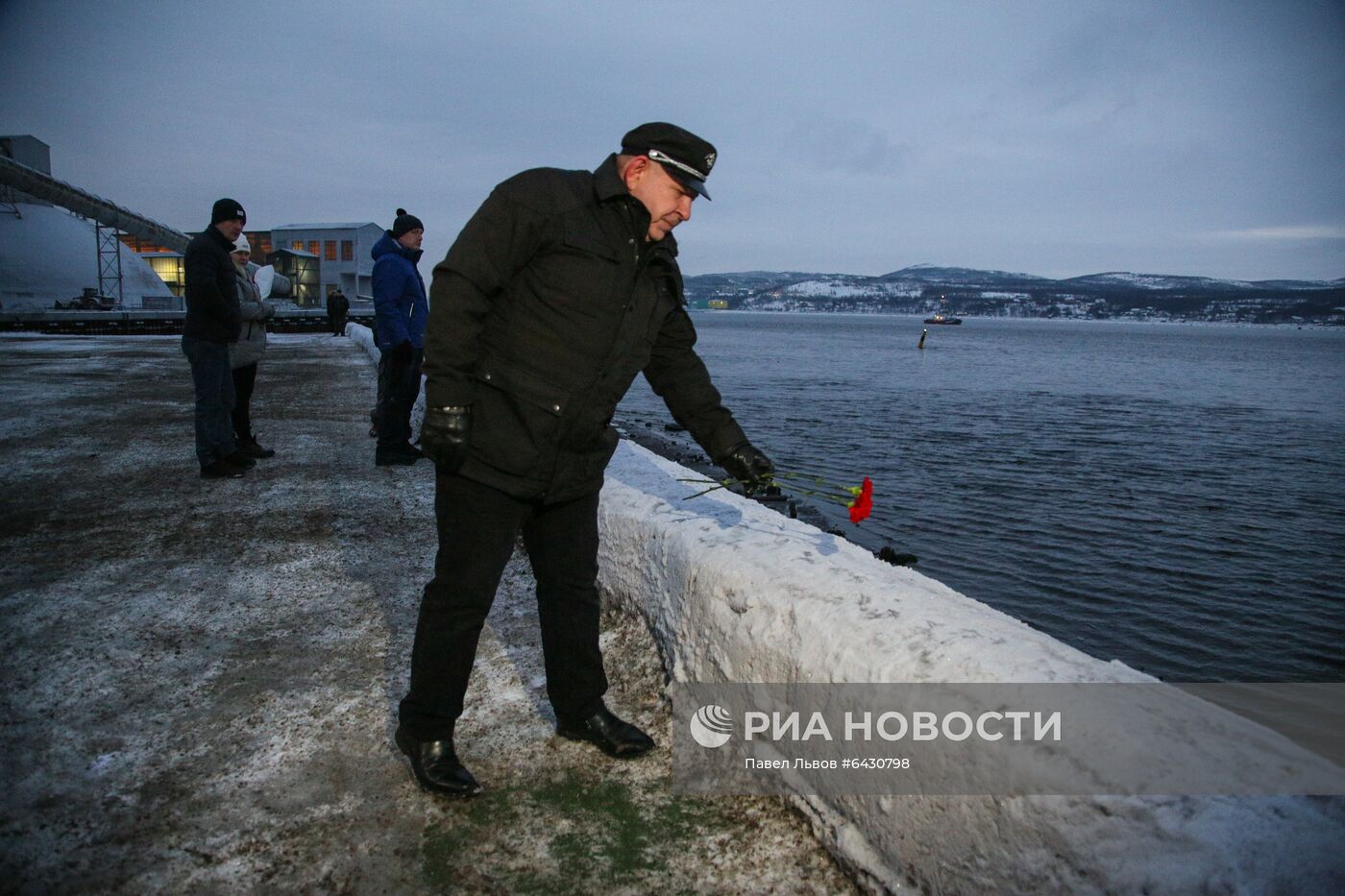 Траурный митинг в память о погибших на траулере "Онега" моряках