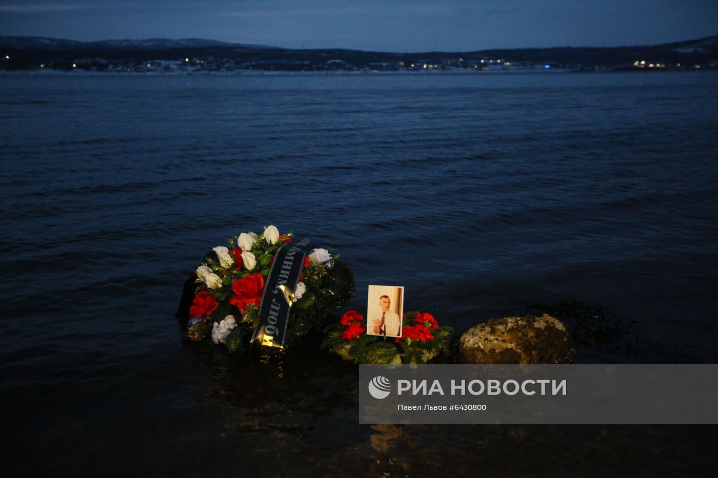 Траурный митинг в память о погибших на траулере "Онега" моряках