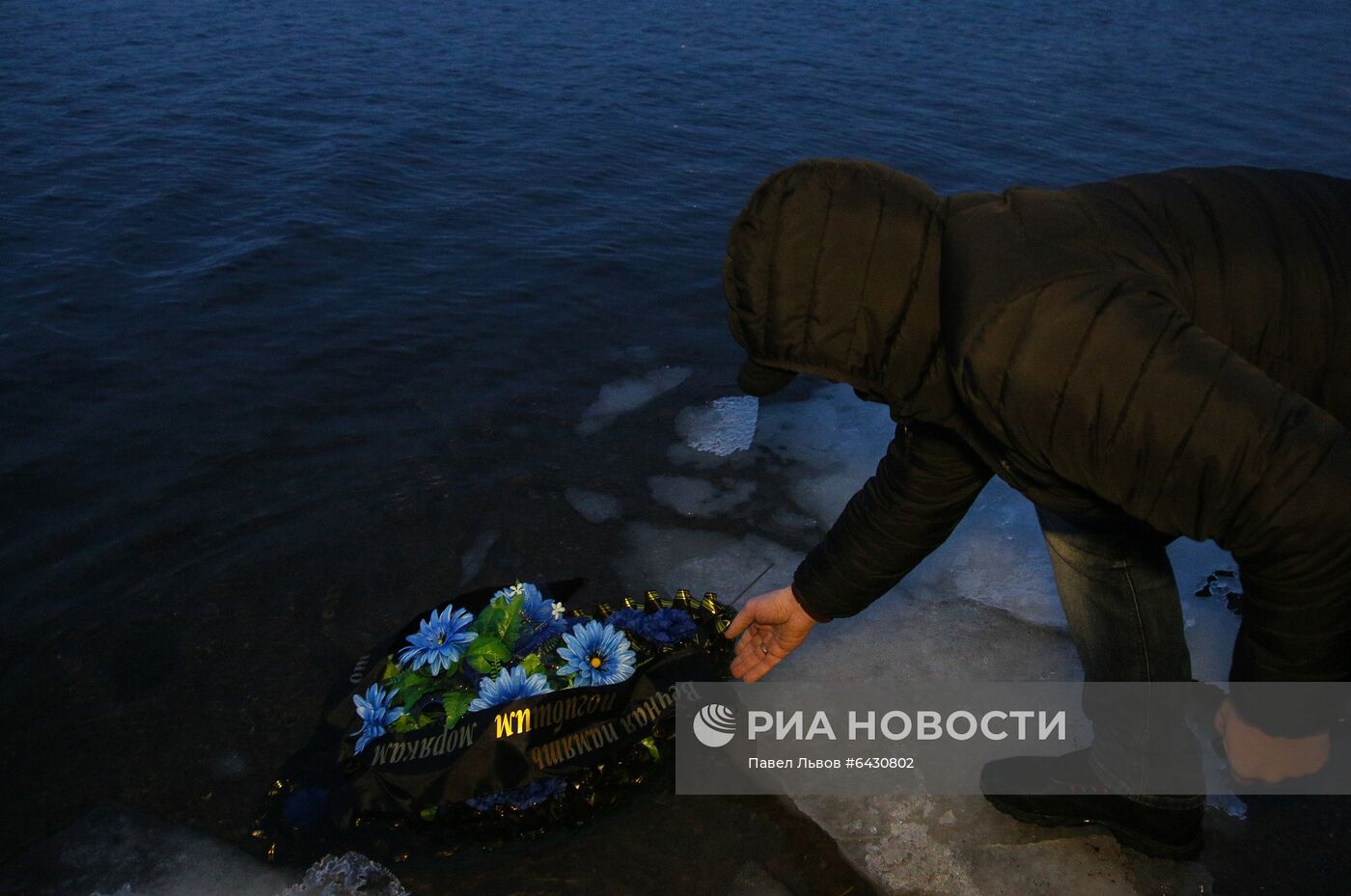 Траурный митинг в память о погибших на траулере "Онега" моряках