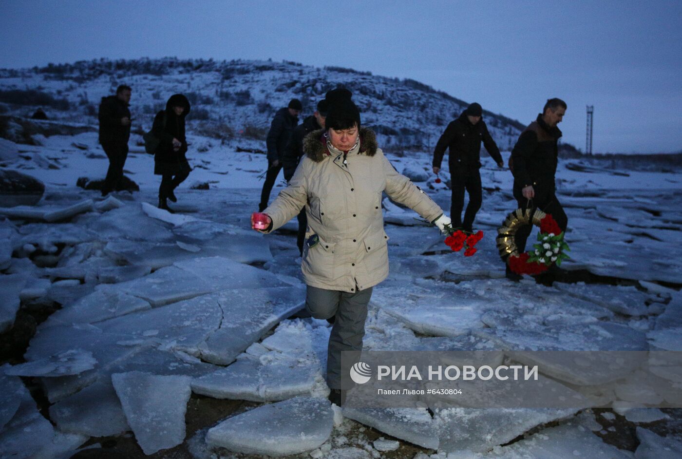 Траурный митинг в память о погибших на траулере "Онега" моряках