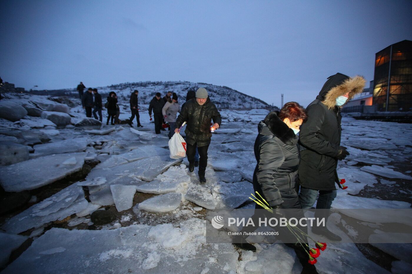 Траурный митинг в память о погибших на траулере "Онега" моряках