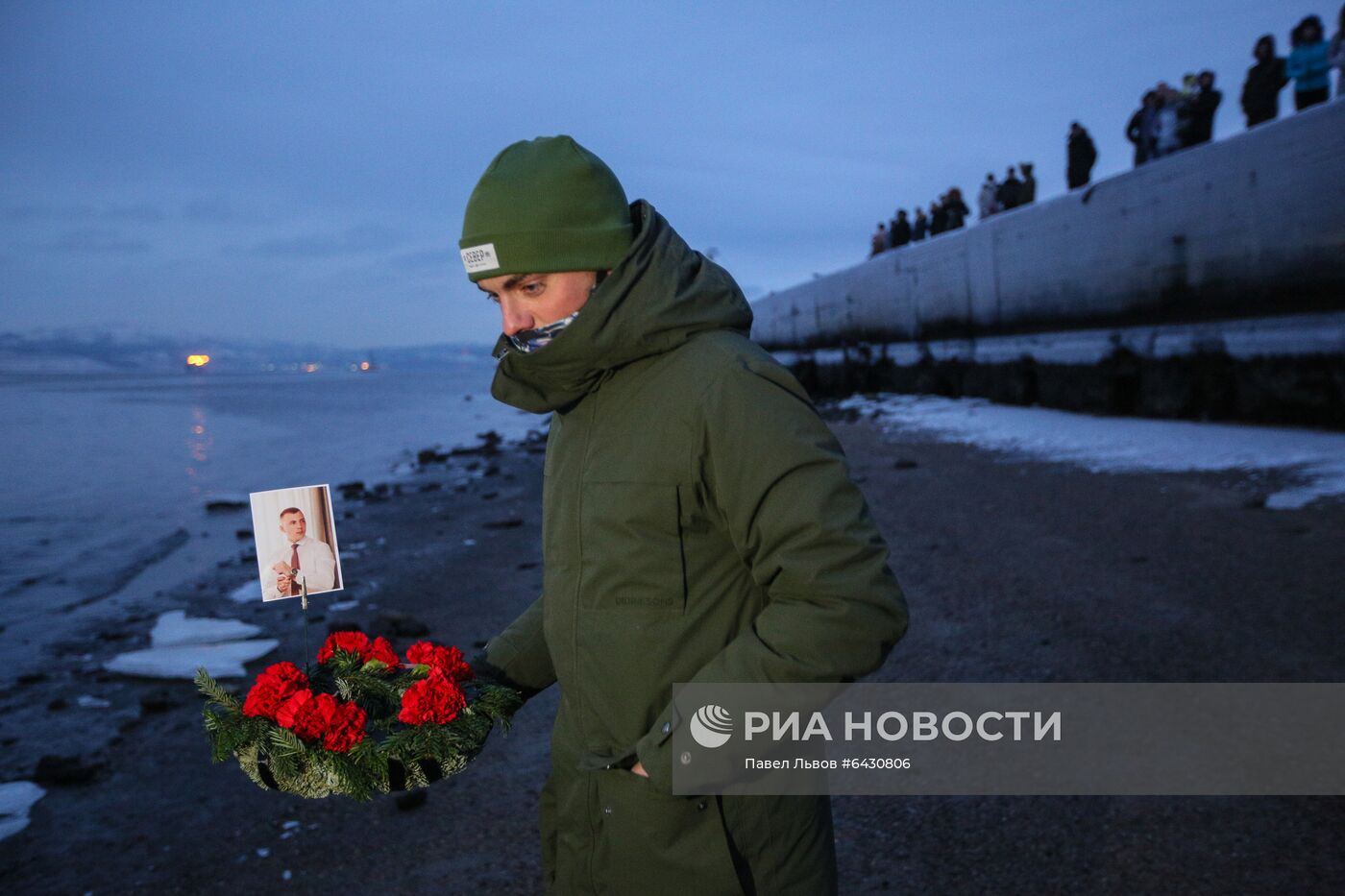 Траурный митинг в память о погибших на траулере "Онега" моряках