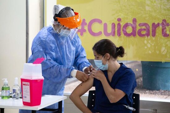 Вакцинация российской вакциной от коронавируса в Аргентине
