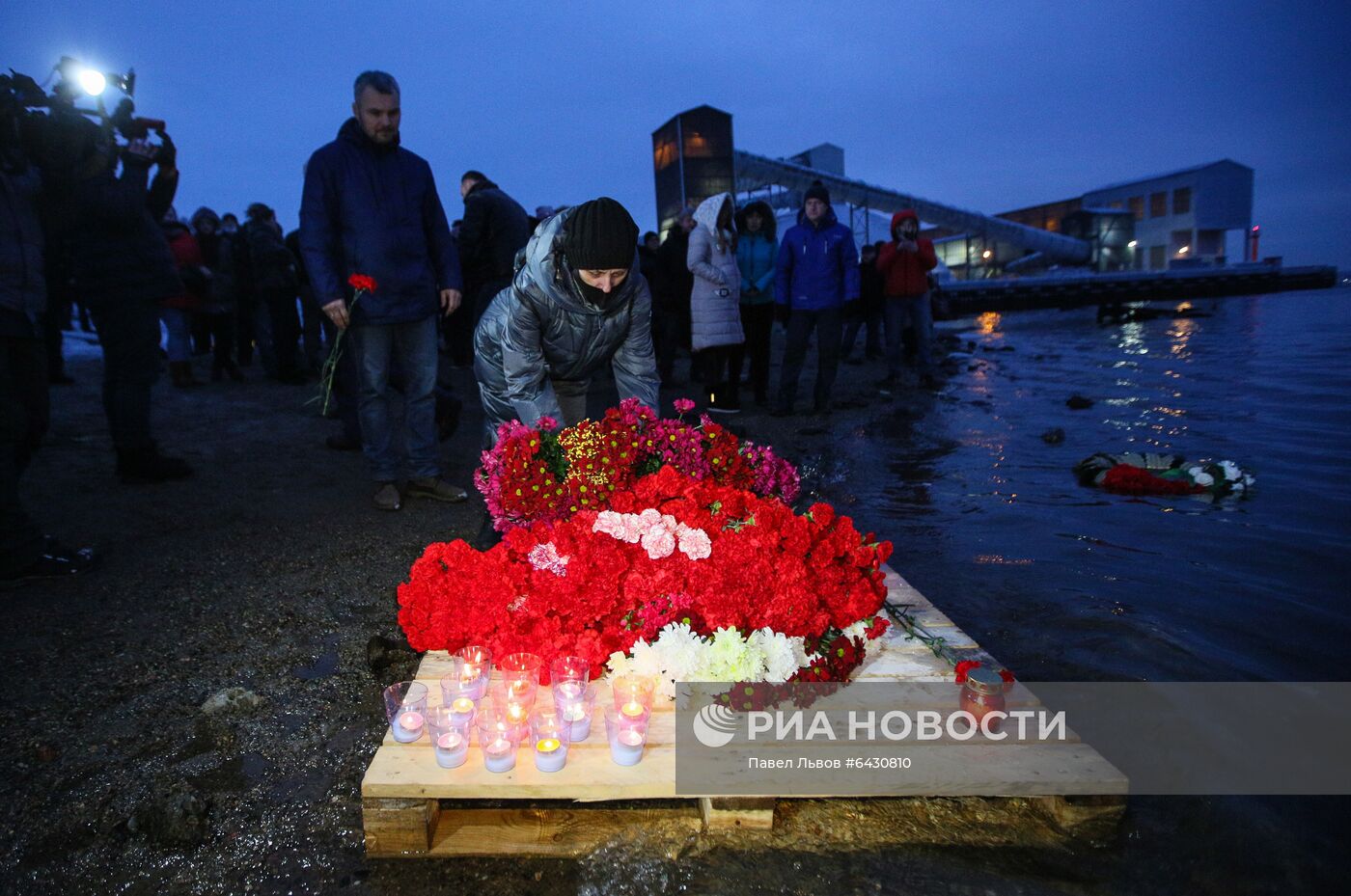 Траурный митинг в память о погибших на траулере "Онега" моряках