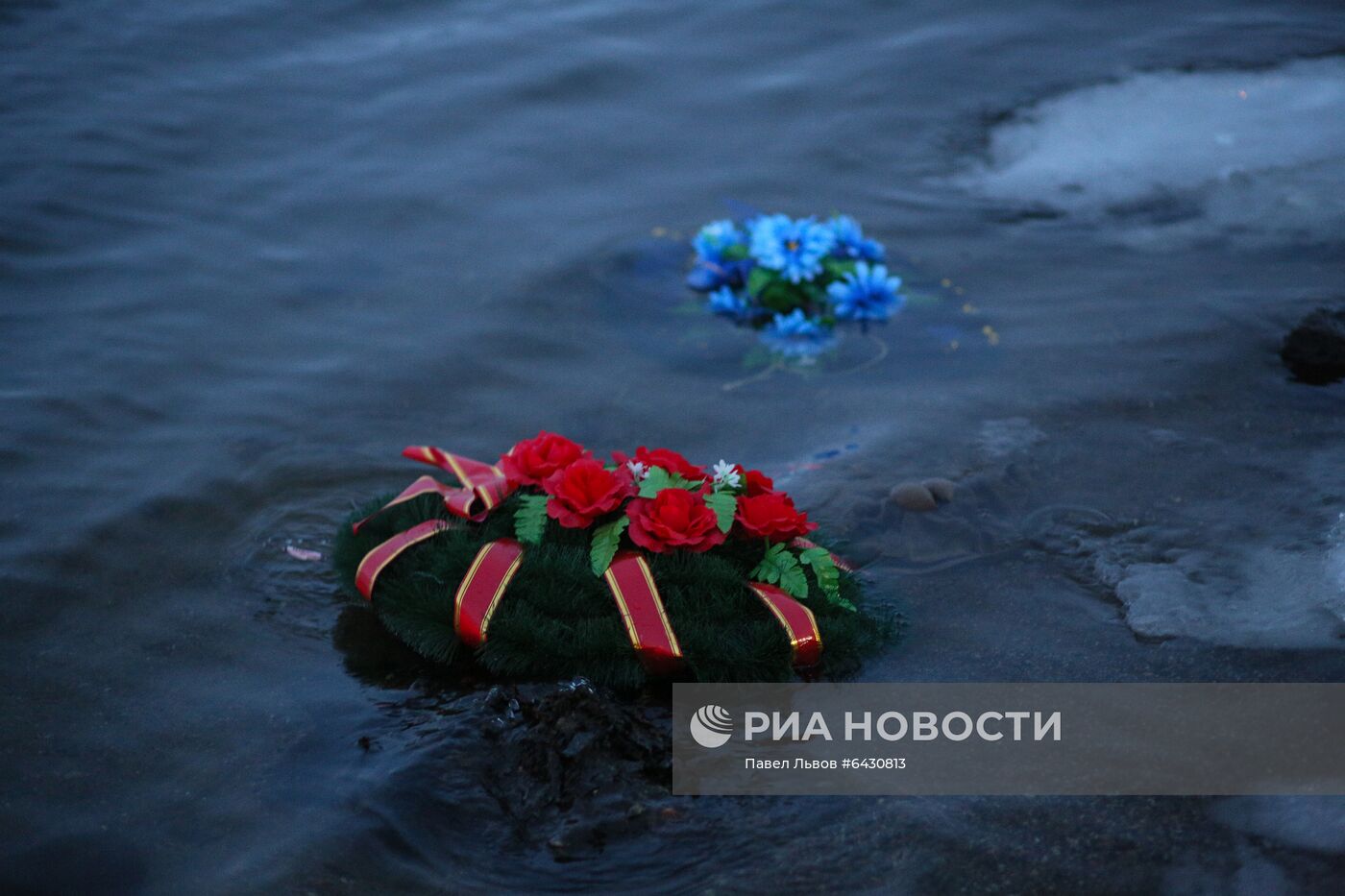 Траурный митинг в память о погибших на траулере "Онега" моряках