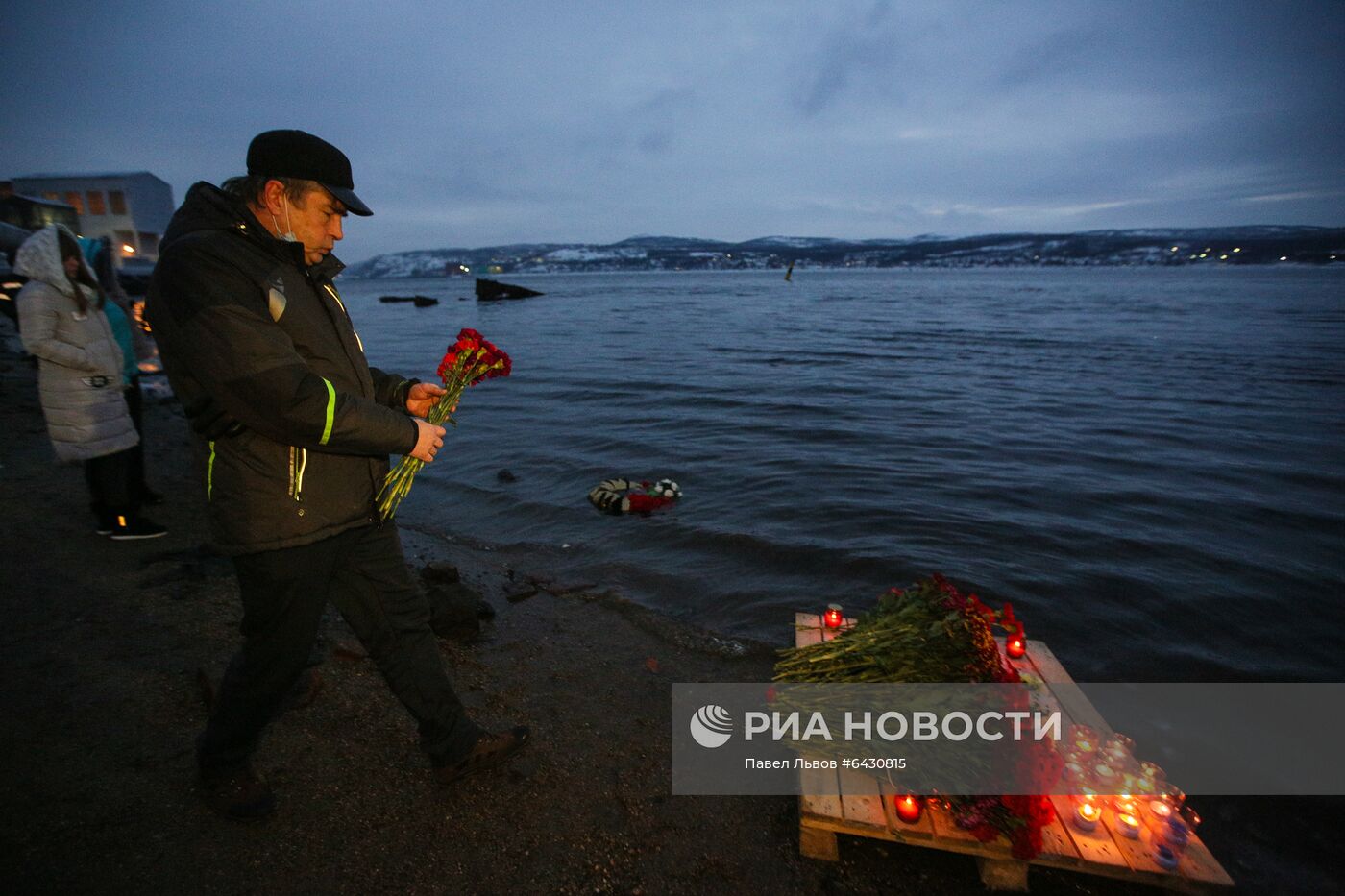 Траурный митинг в память о погибших на траулере "Онега" моряках