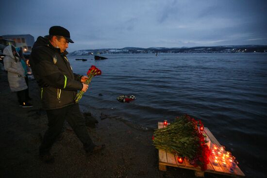 Траурный митинг в память о погибших на траулере "Онега" моряках