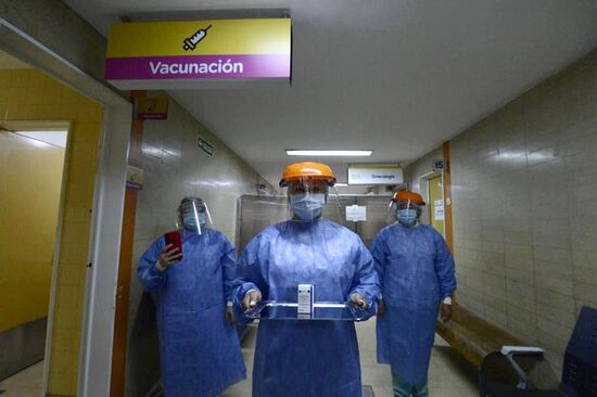 Вакцинация российской вакциной от коронавируса в Аргентине