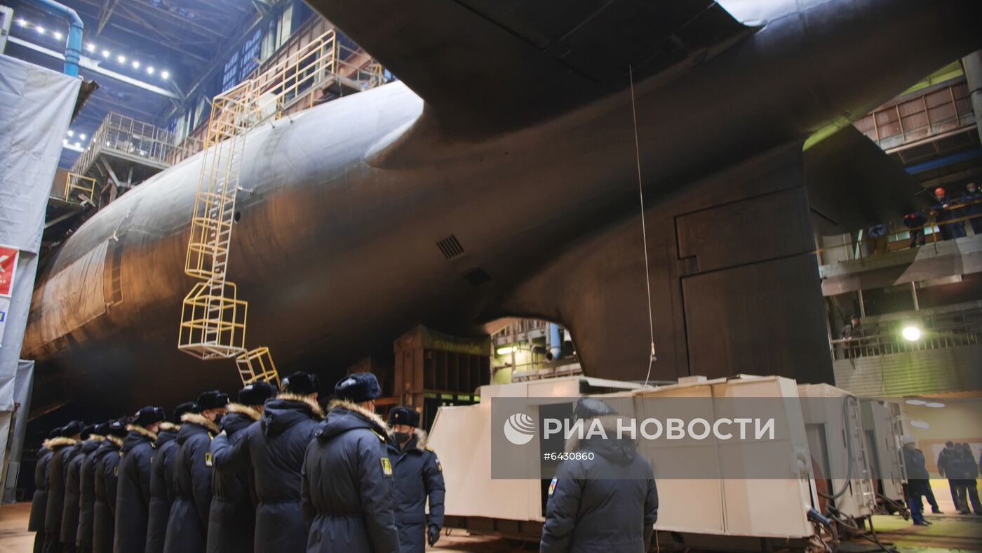 Вывод из эллинга атомной подводной лодки "Леопард" в Северодвинске