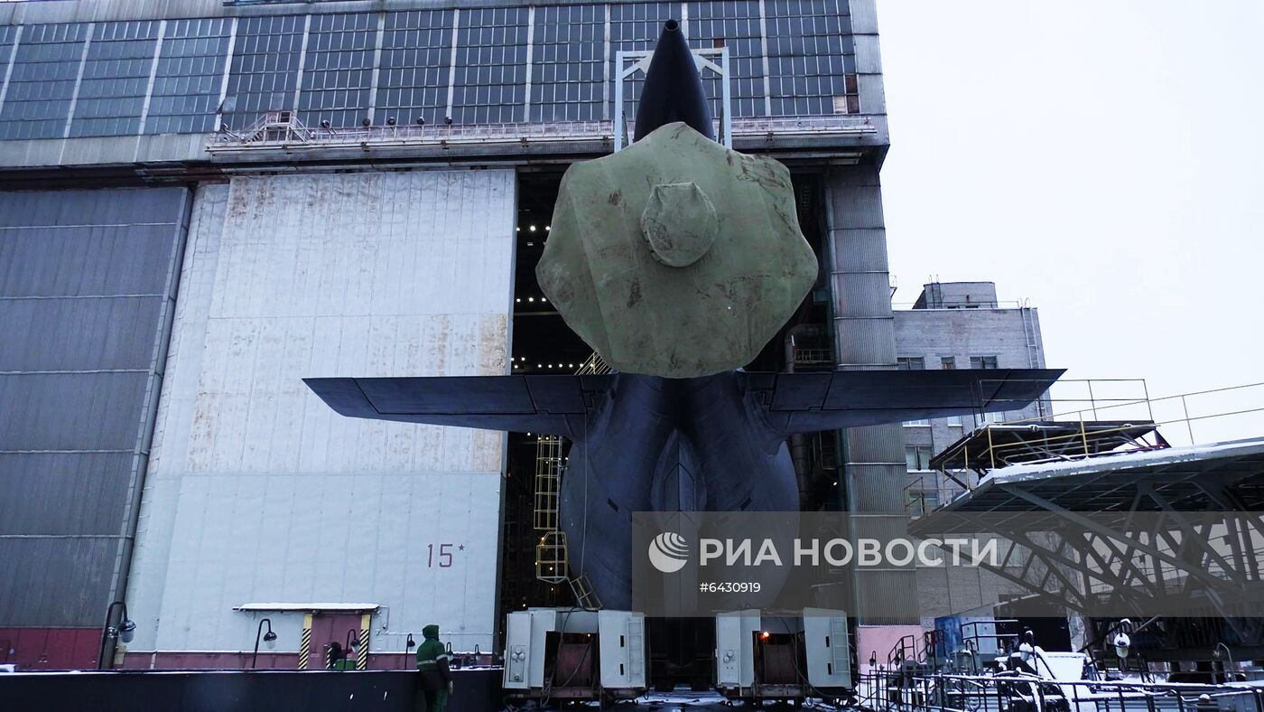 Вывод из эллинга атомной подводной лодки "Леопард" в Северодвинске