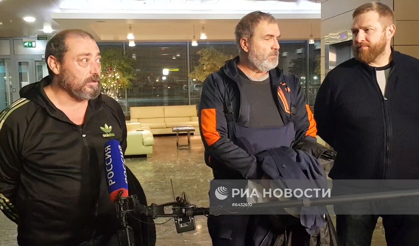 Освобождённые в Ливии граждане России и Украины вернулись в Москву