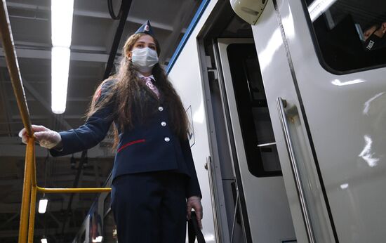 В Московском метро запустили поезд под управлением женщины-машиниста