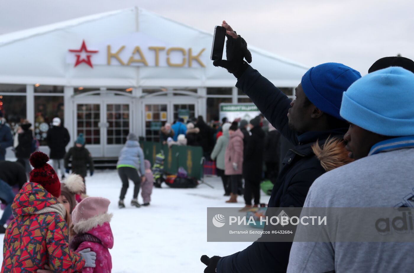 Курсанты университета Минобороны посетили новогоднюю площадку у храма Вооруженных сил РФ 