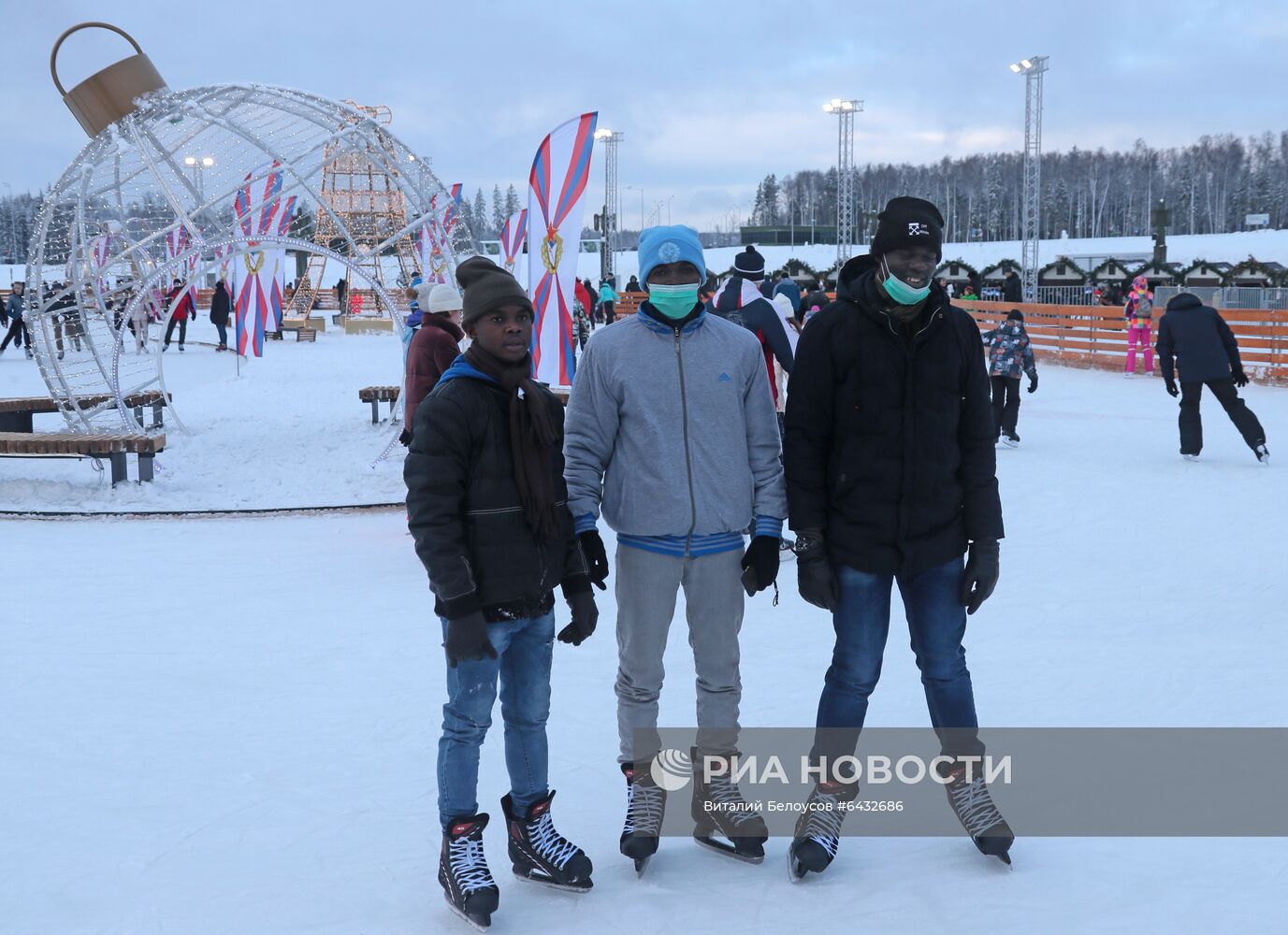 Курсанты университета Минобороны посетили новогоднюю площадку у храма Вооруженных сил РФ 