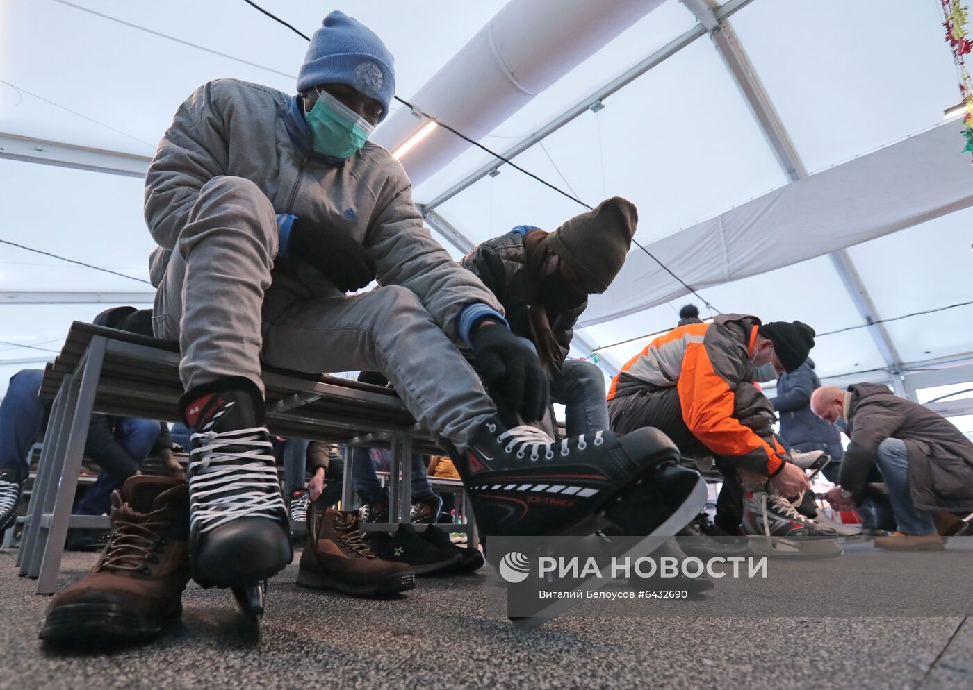 Курсанты университета Минобороны посетили новогоднюю площадку у храма Вооруженных сил РФ 