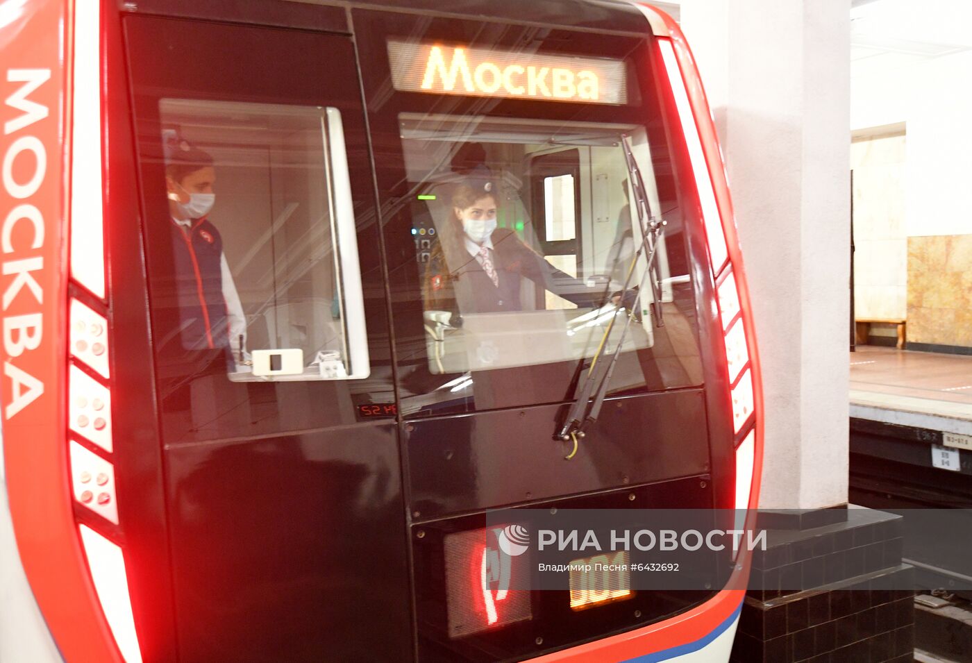 В Московском метро запустили поезд под управлением женщины-машиниста