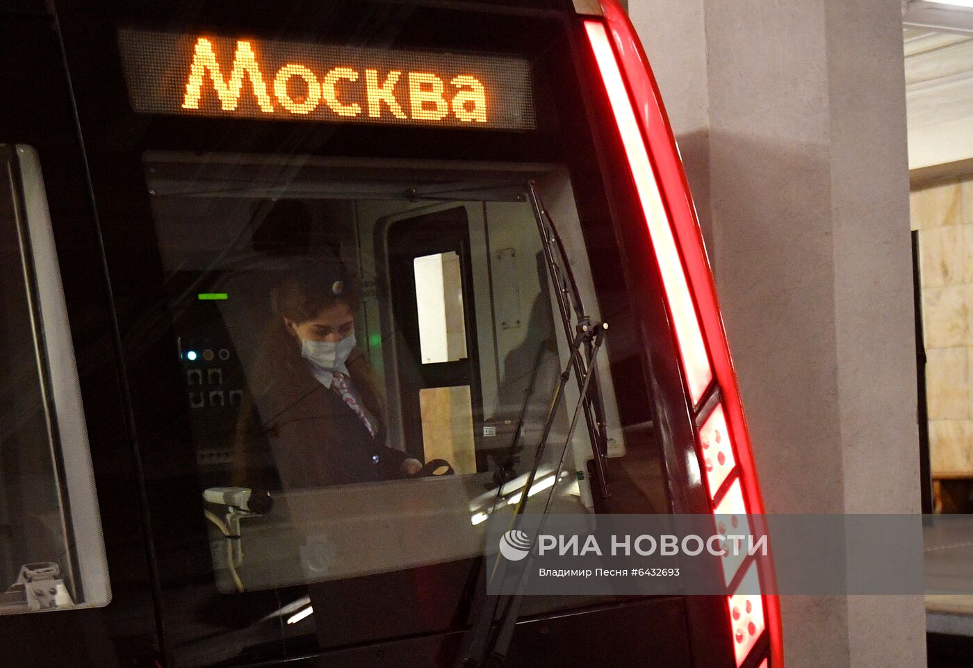 В Московском метро запустили поезд под управлением женщины-машиниста