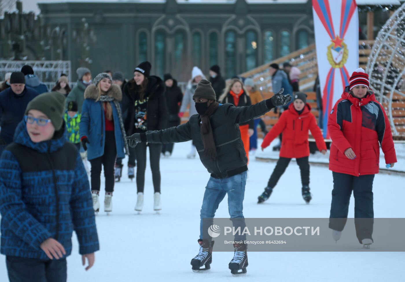Курсанты университета Минобороны посетили новогоднюю площадку у храма Вооруженных сил РФ 