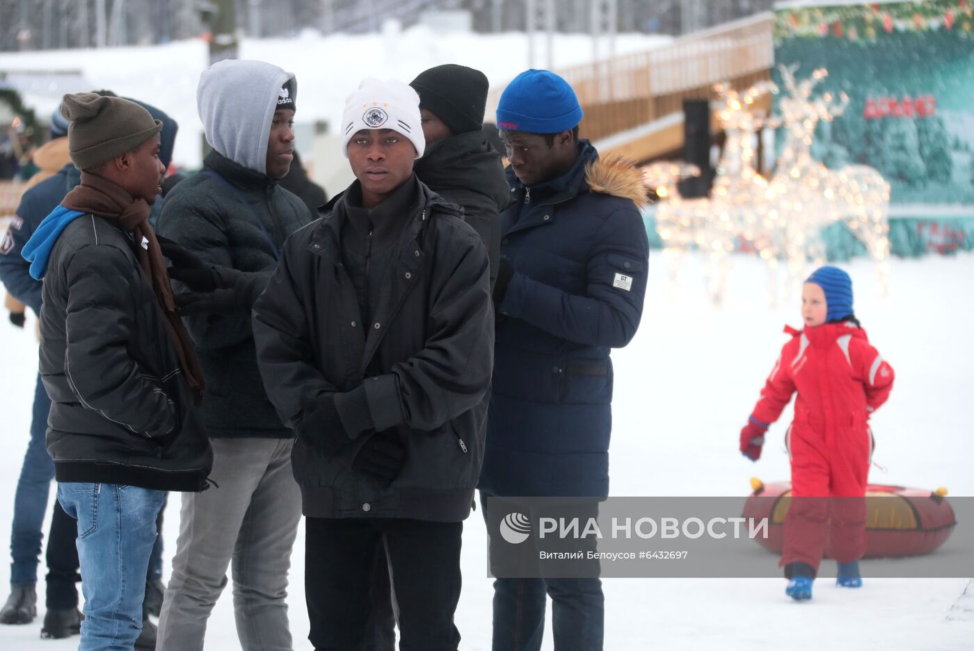 Курсанты университета Минобороны посетили новогоднюю площадку у храма Вооруженных сил РФ 