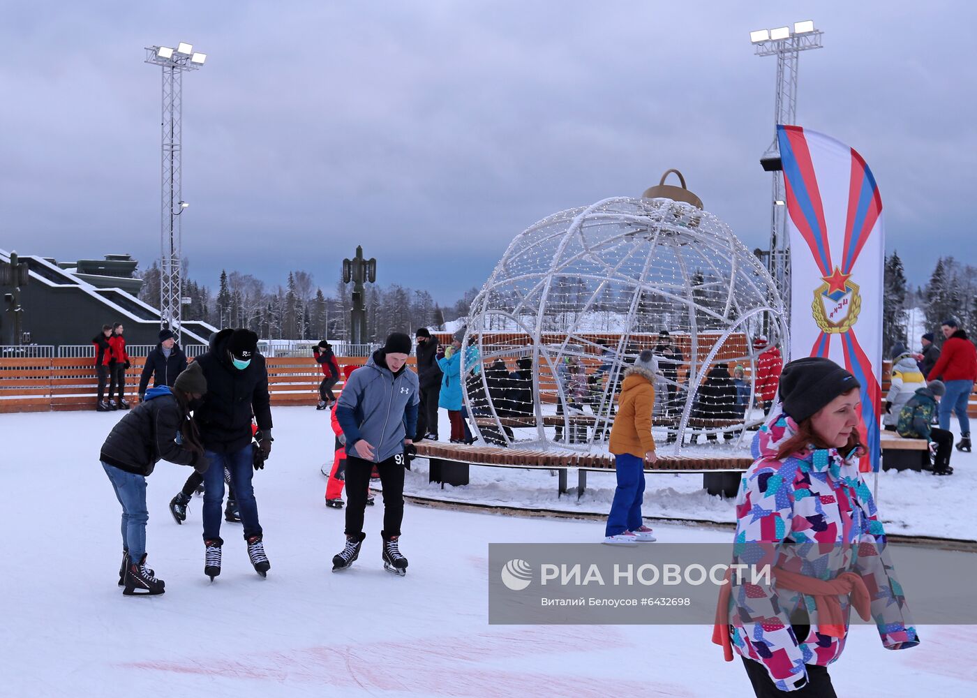 Курсанты университета Минобороны посетили новогоднюю площадку у храма Вооруженных сил РФ 
