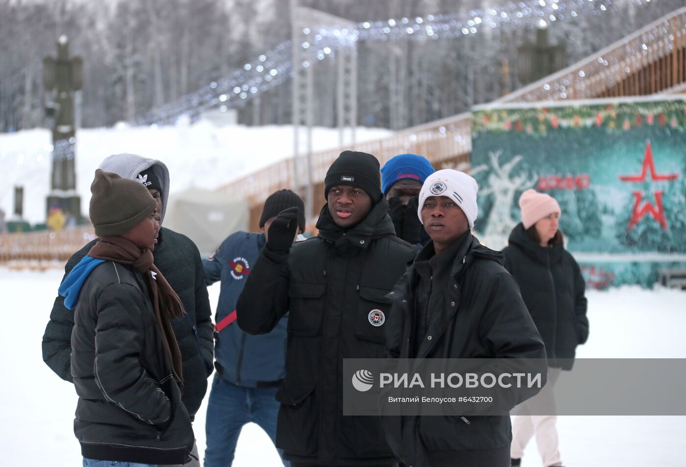 Курсанты университета Минобороны посетили новогоднюю площадку у храма Вооруженных сил РФ 