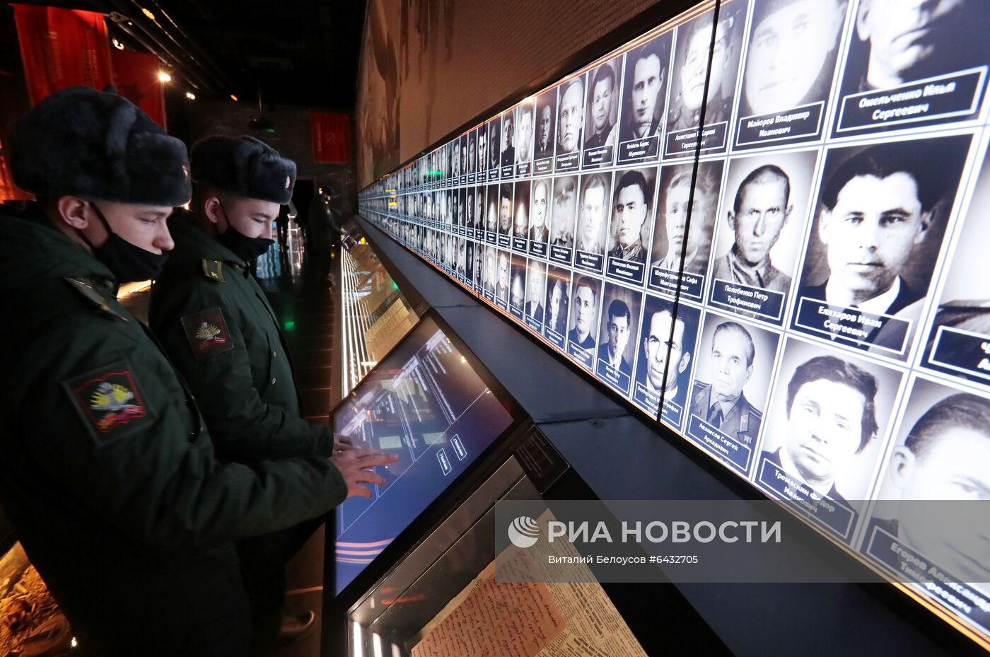 Курсанты университета Минобороны посетили новогоднюю площадку у храма Вооруженных сил РФ