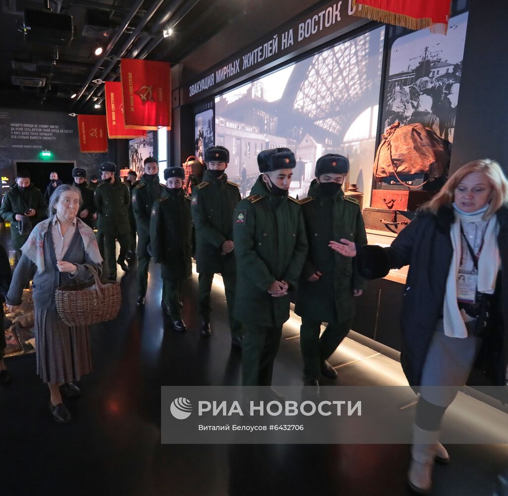 Курсанты университета Минобороны посетили новогоднюю площадку у храма Вооруженных сил РФ 