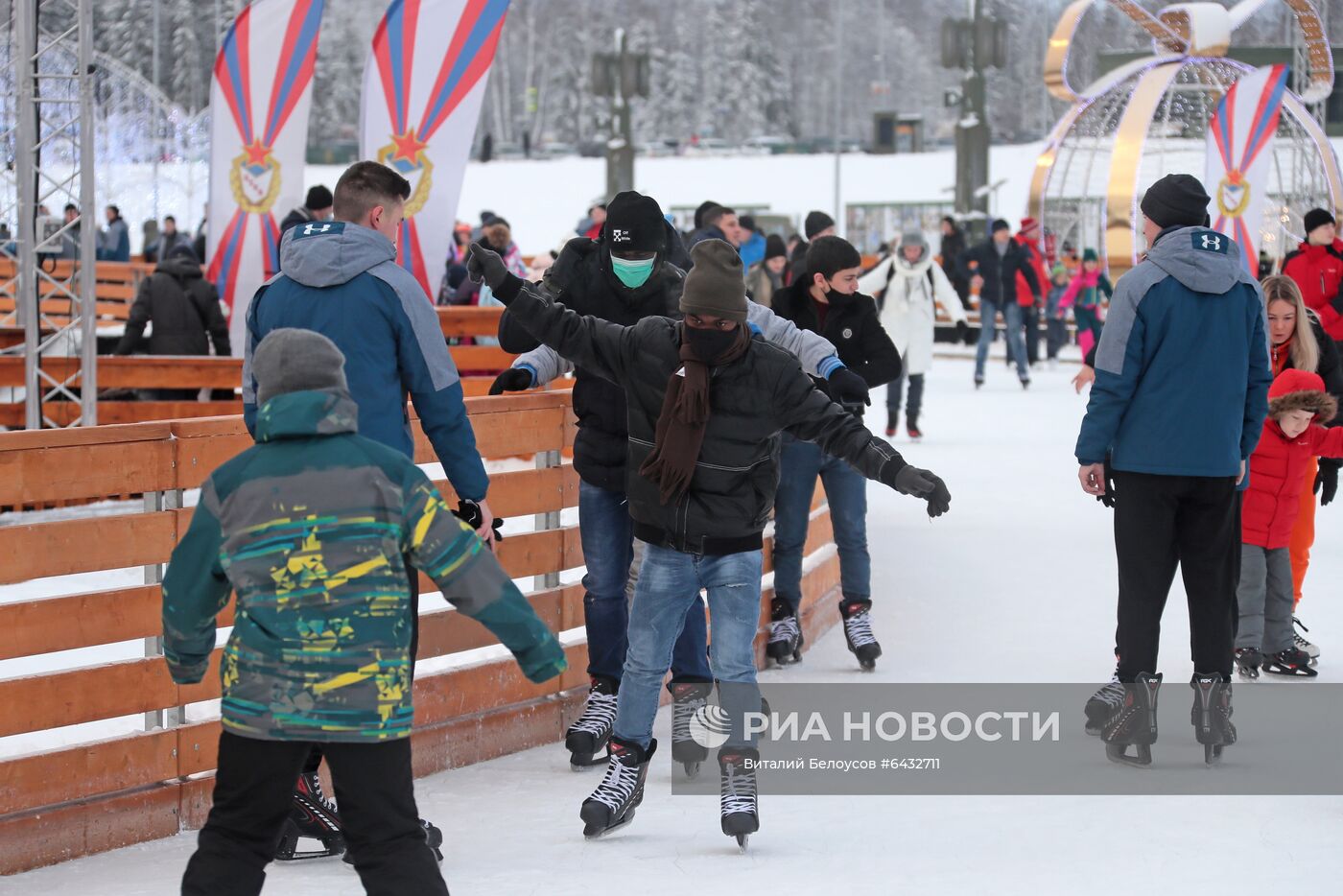 Курсанты университета Минобороны посетили новогоднюю площадку у храма Вооруженных сил РФ 