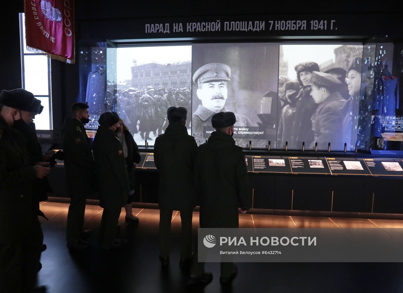 Курсанты университета Минобороны посетили новогоднюю площадку у храма Вооруженных сил РФ 