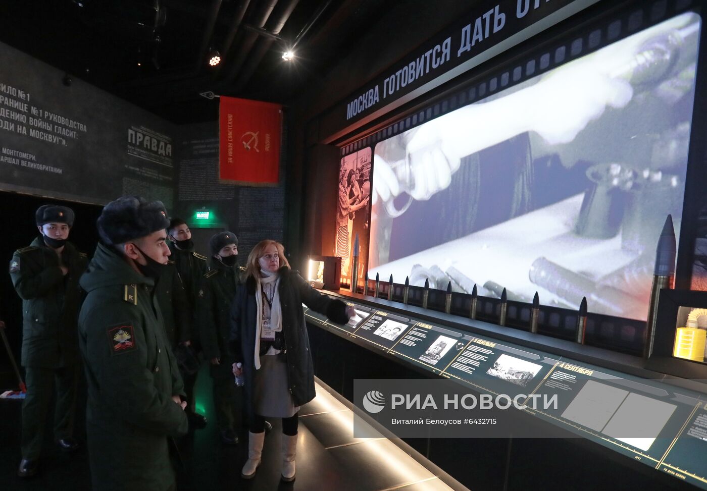 Курсанты университета Минобороны посетили новогоднюю площадку у храма Вооруженных сил РФ 