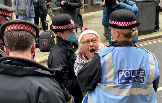 Суд в Лондоне отказался экстрадировать Ассанжа в США