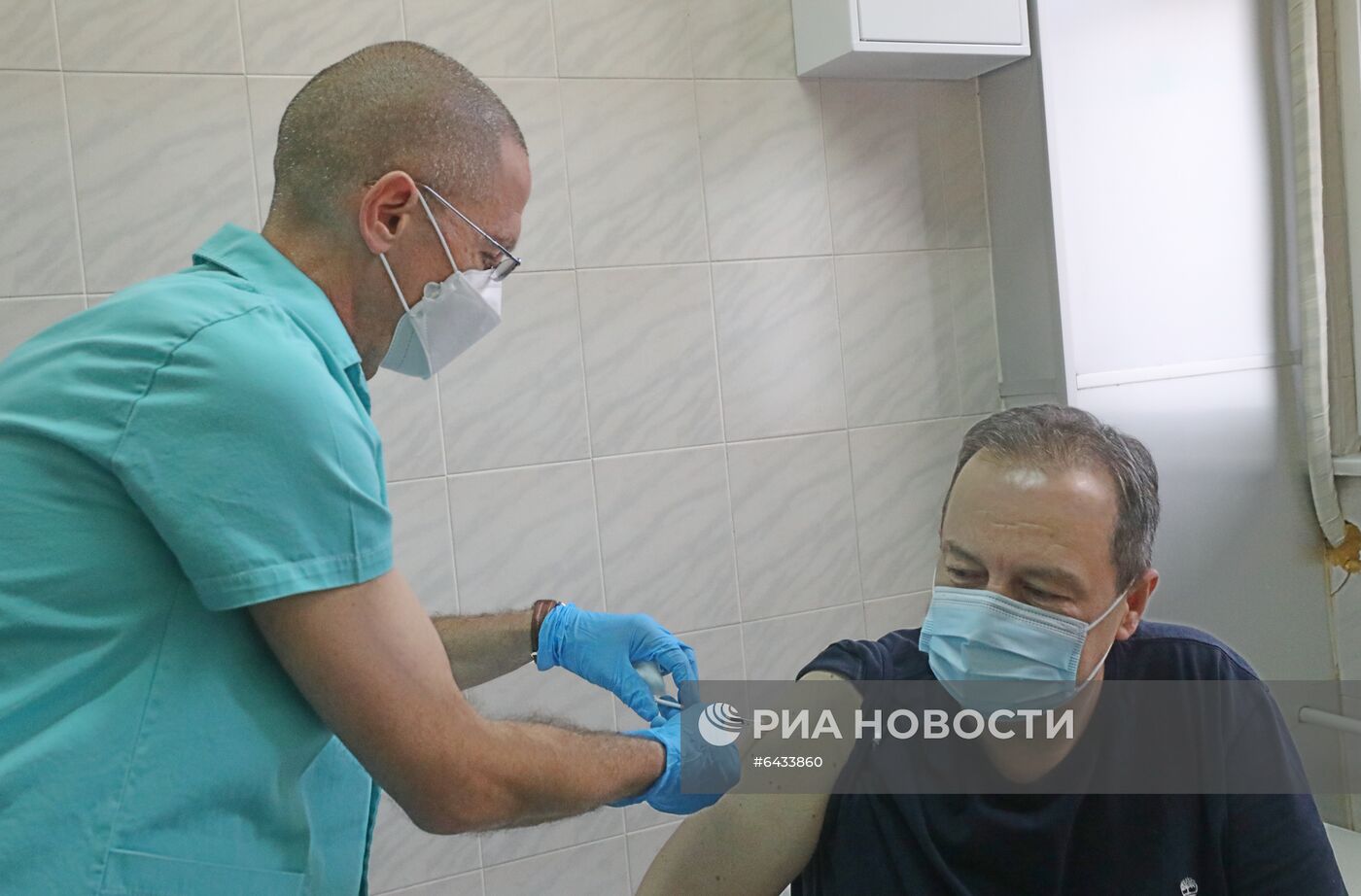 Вакцинация российской вакциной "Спутник V" официальных лиц Сербии