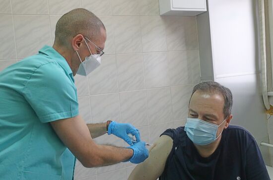 Вакцинация российской вакциной "Спутник V" официальных лиц Сербии
