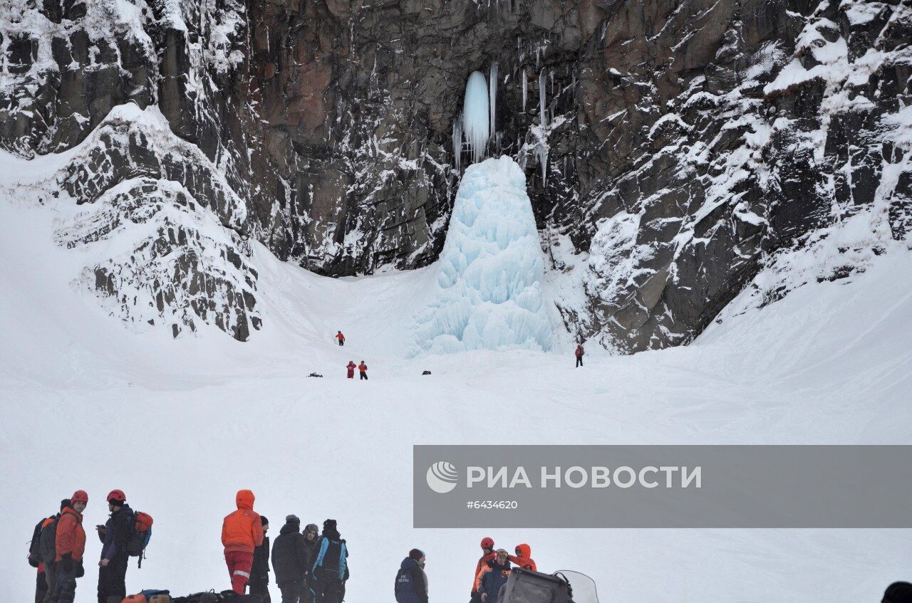 Обвал льда на Вилючинском водопаде