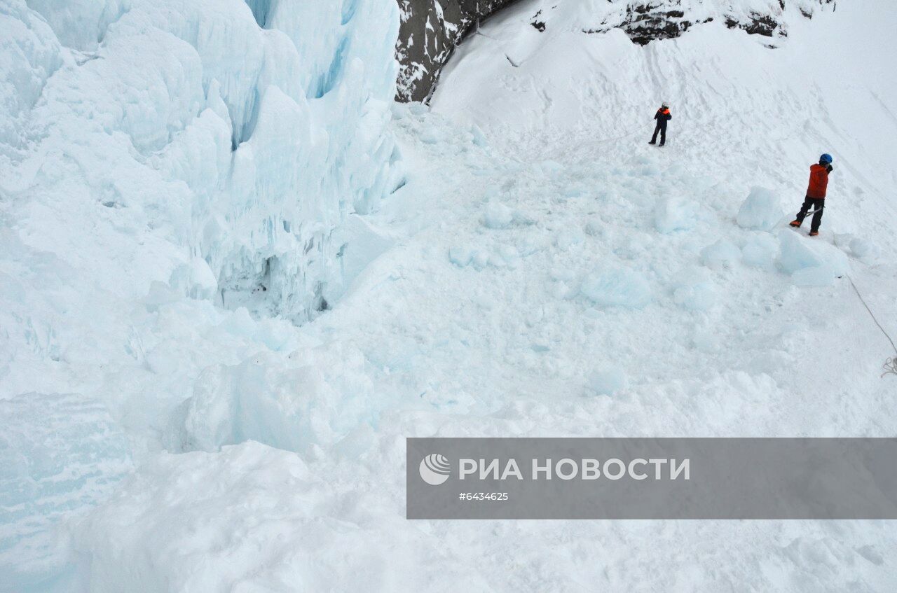 Обвал льда на Вилючинском водопаде